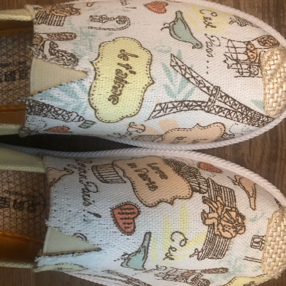 Womens’s slip-on canvas sneakers.